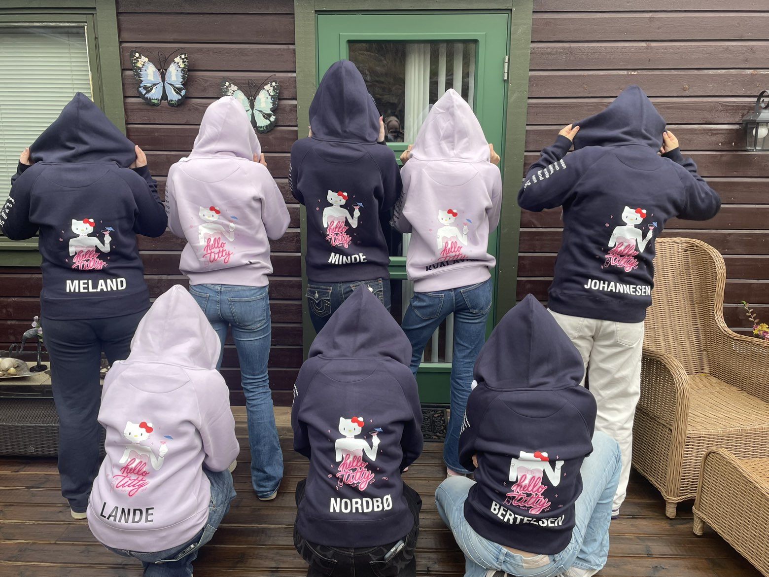 Russegruppe viser personlige ryggtrykk og navn