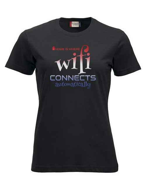 t-skjorte Home is where the wifi connects automatically sort med rød blå og hvit skrift dame