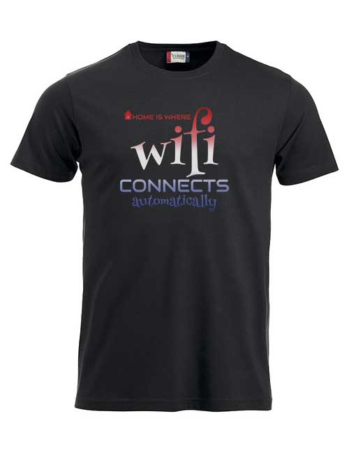 t-skjorte Home is where the wifi connects automatically sort med fargeskrift rød,blå og hvit